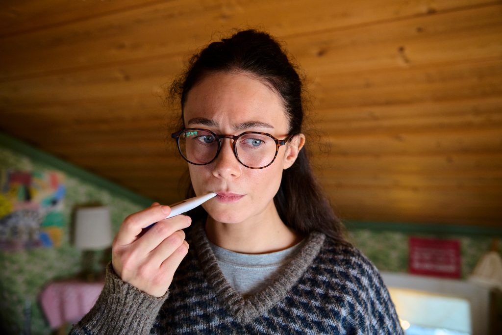 Läkaren Olivia (Rebecca Plymholt) återvänder till familjens traditionsenliga julfirande på släktgården efter månader som hjälparbetare i Liberia.